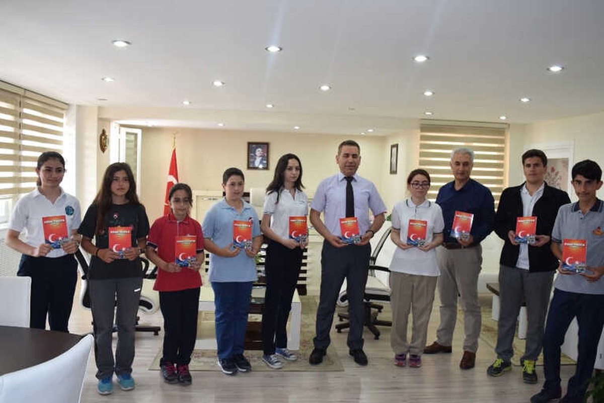 Öğrencilerden \'Uyanan Türkiye\'m-15 Temmuz Destan\' Kitabı
