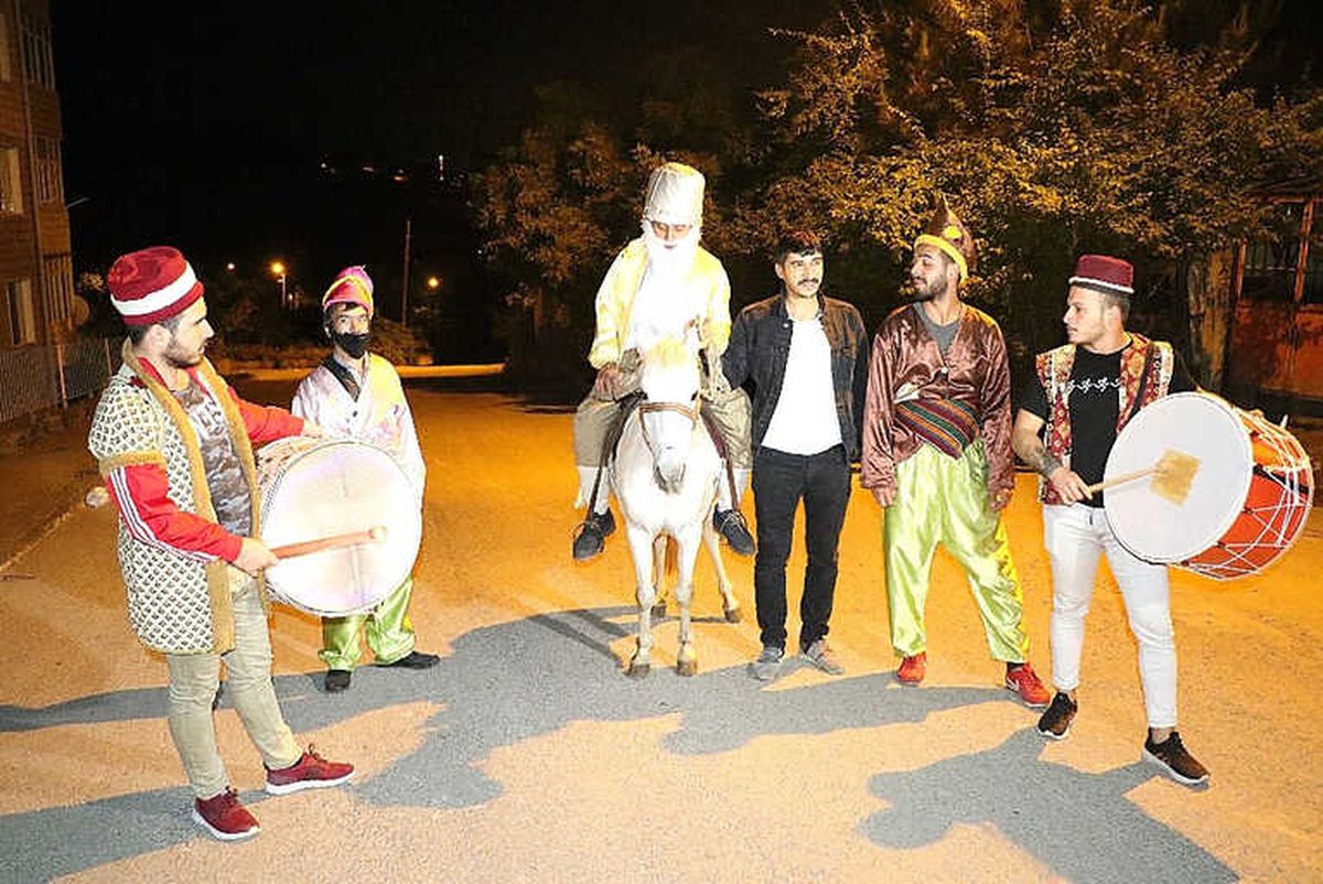 Sahura Nasrettin Hoca Tiplemesiyle Kaldırıyor