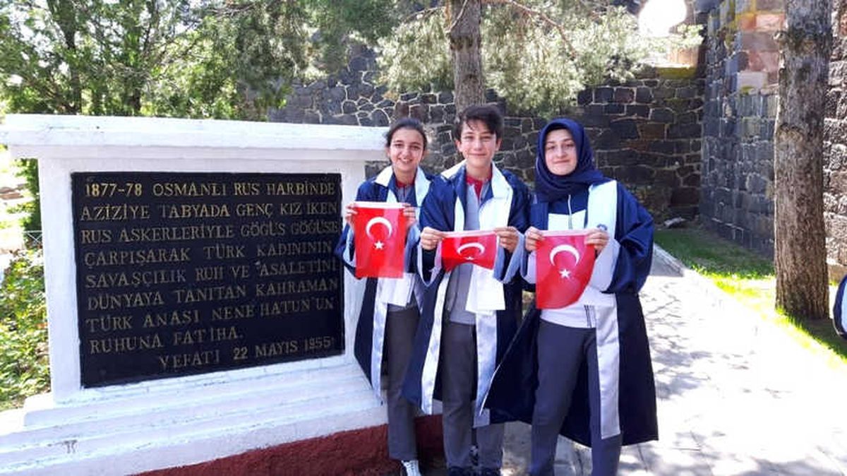 Torunları Mezun Olurken de Nene Hatun\'u Unutmadılar