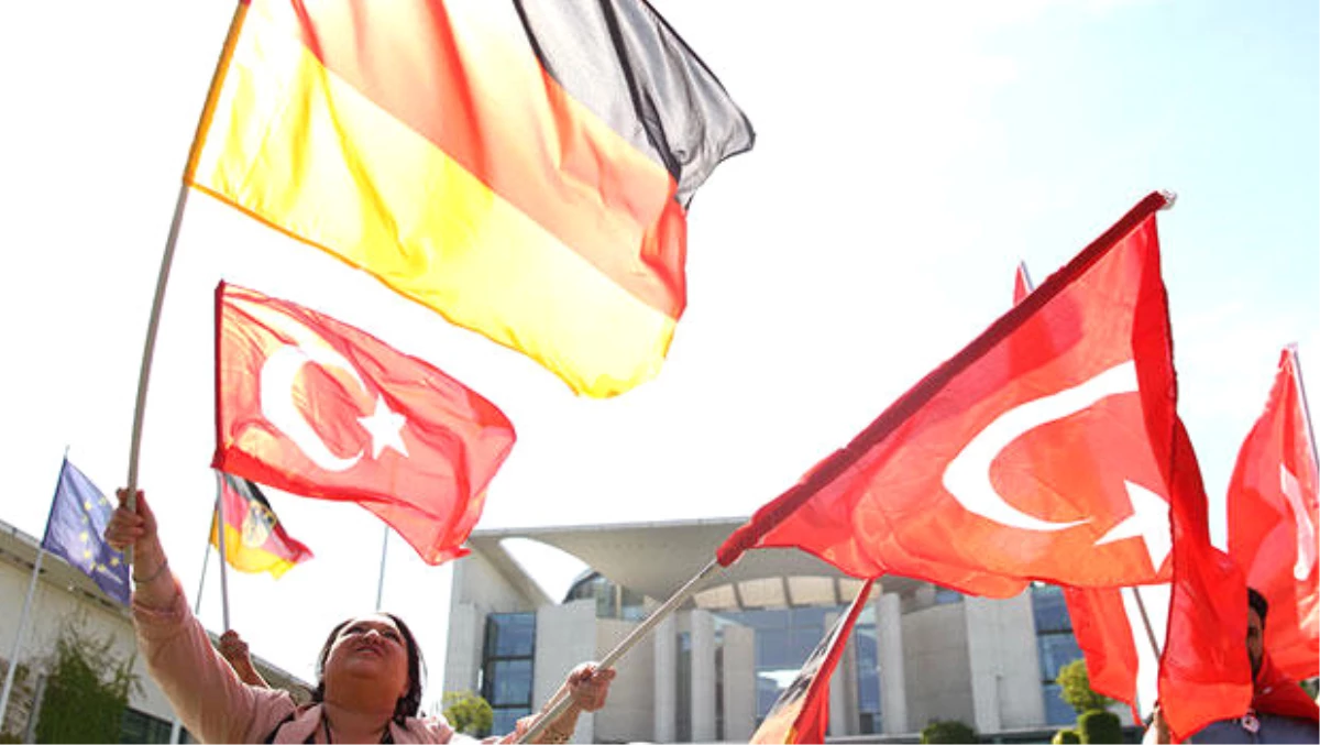 Türkiye Sevdalıları\'ndan Berlin\'de Protesto