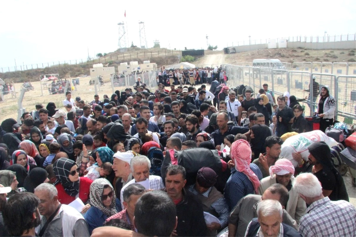 Ülkelerine Gitmek İsteyen Suriyeliler İzdiham Oluşturdu