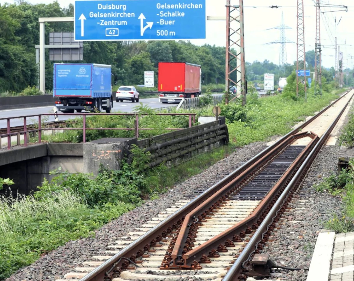 Almanya\'da Trenin Altında Kalan 13 Yaşındaki Türk Çocuğu Öldü