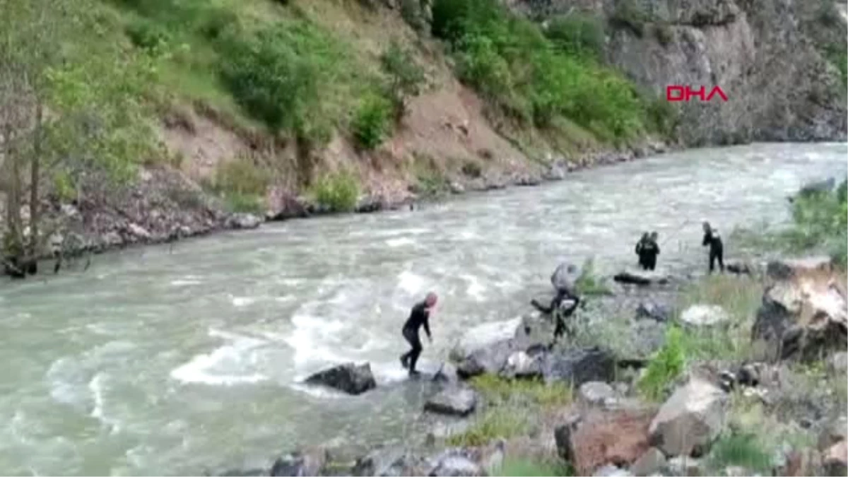Artvin Çoruh Nehri\'nde Kaybolan Kişiyi 30 Kişilik Ekip Arıyor
