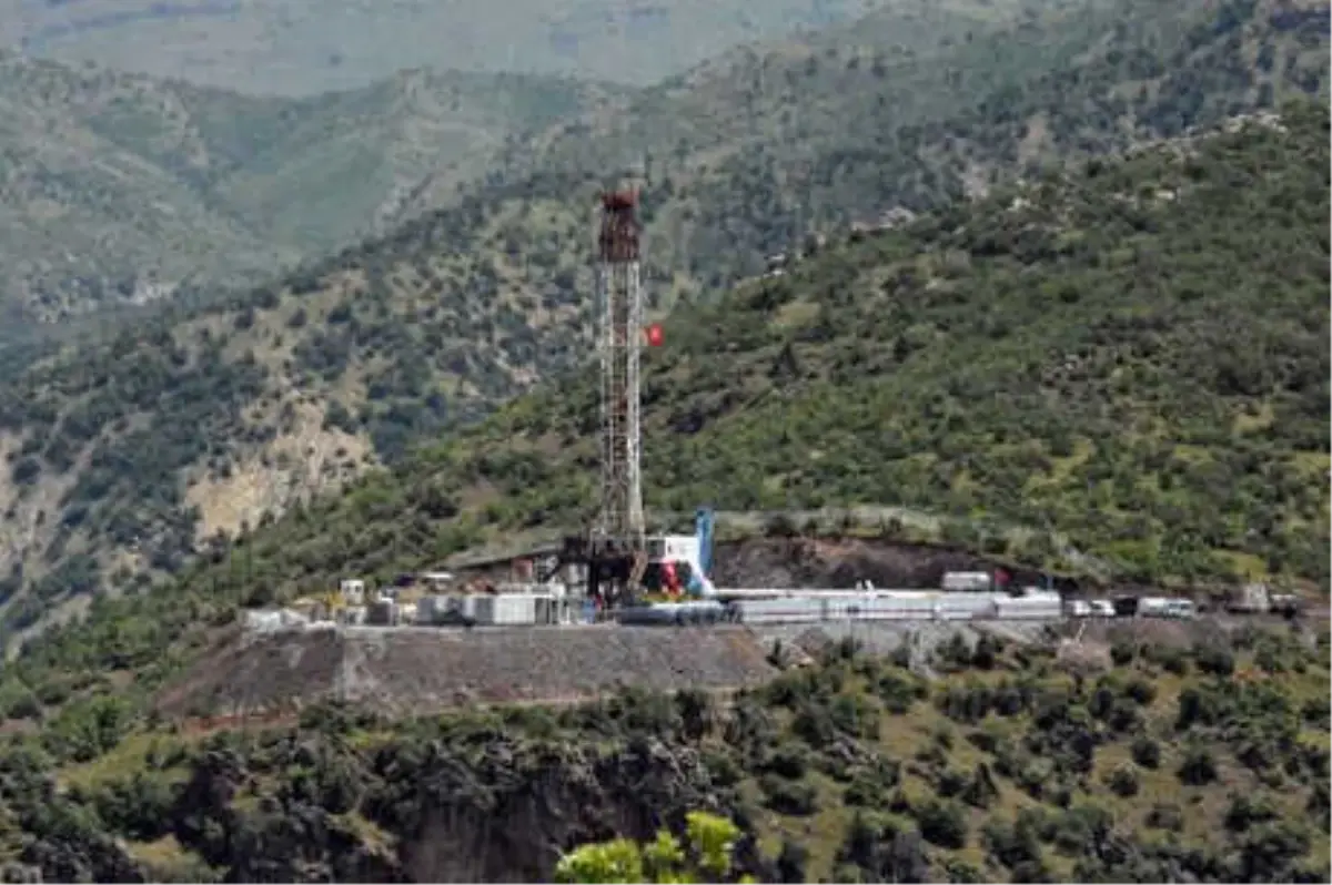 Bakan Albayrak, Irak Sınırındaki Petrol Sondaj Çalışmasını İnceledi