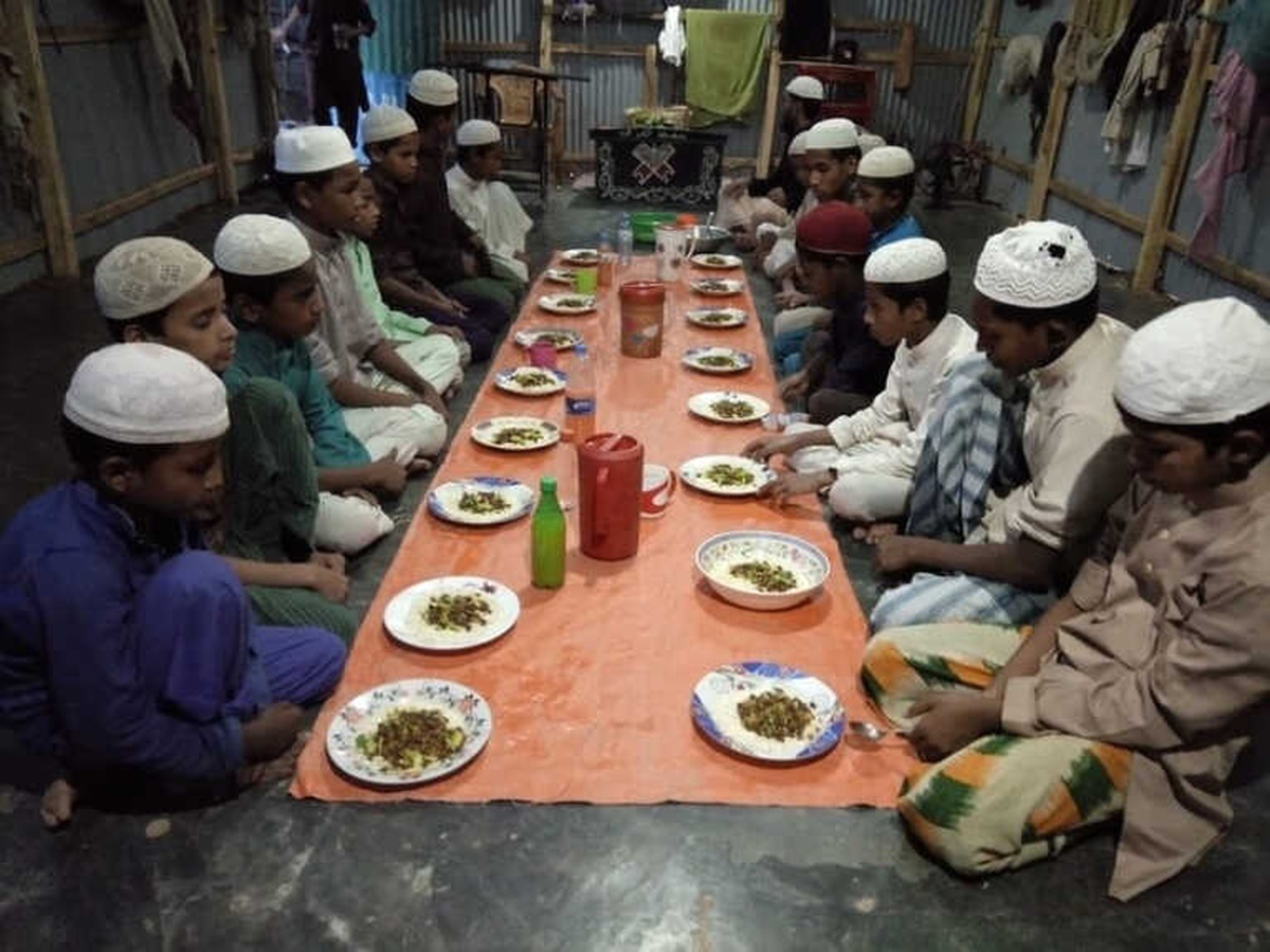 Bangladeş\'teki Rohingyalı Müslümanlar Yarı Aç Oruç Tutuyor