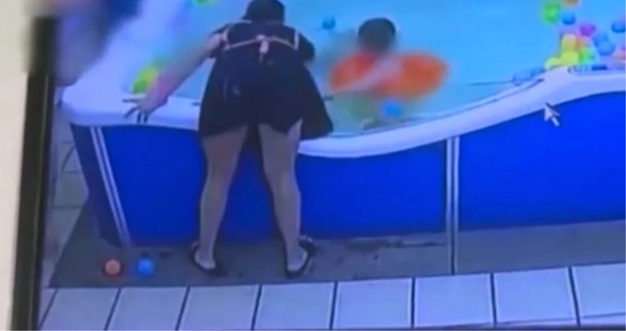 Bebek Havuzda Ters Dönüp Suya Battı, Görevli Fark Etmeyince Uzun Süre Nefessiz Kaldı