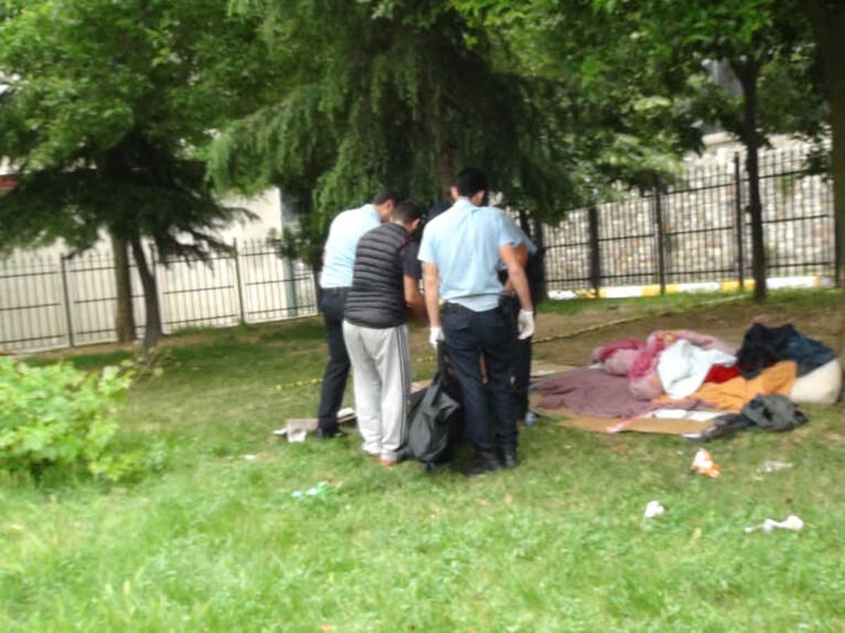 Beyoğlu\'nda Cami Bahçesinde Erkek Cesedi Bulundu
