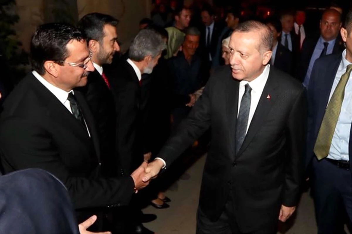 Cumhurbaşkanı Erdoğan ve Eşi İftarda Bağlum\'da Bir Aileye Konuk Oldu