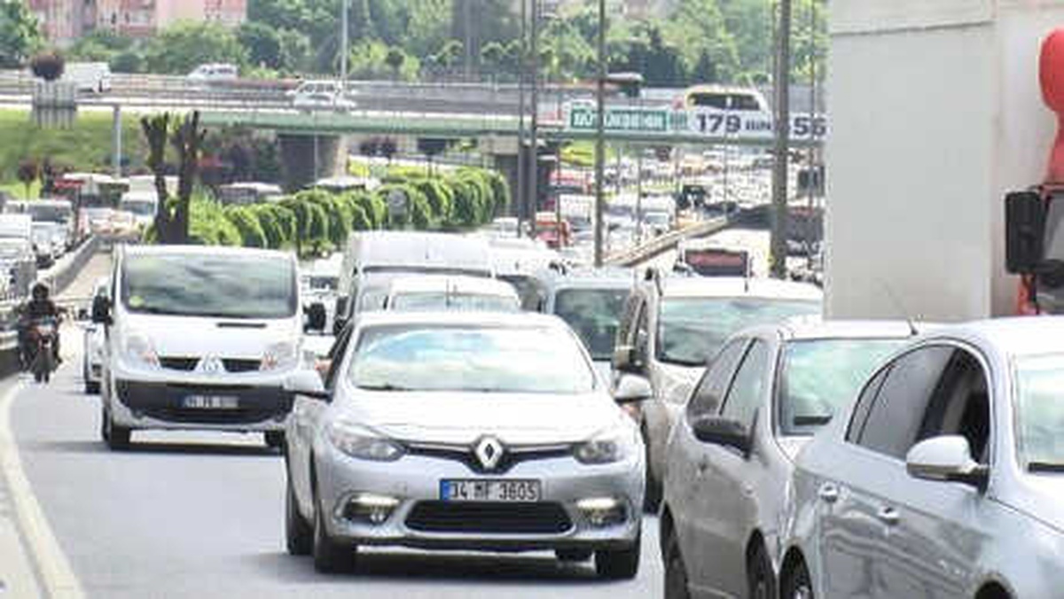 D-100\'de Kaza... Trafik Yoğunluğu Yaşanıyor