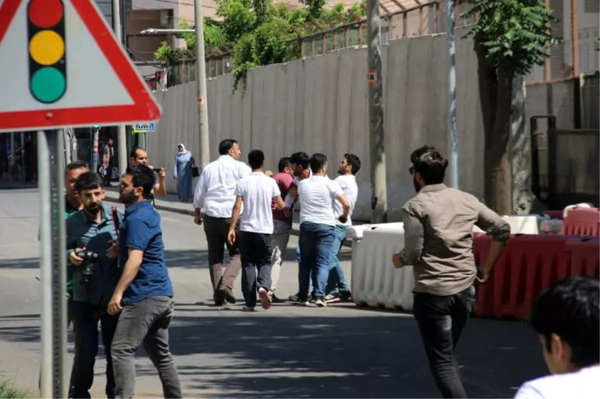 Diyarbakır\'da Öcalan Lehine Slogan Atan Gruba Müdahale: 1 Gözaltı