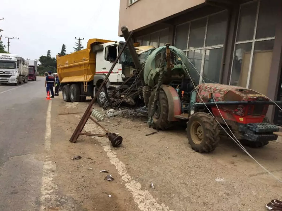 Hızını Alamayan Kamyon Elektrik Direğini Devirdi