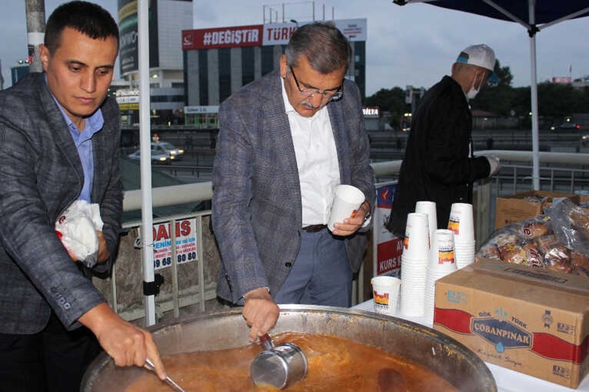 İftara Yetişemeyen Vatandaşlara Metrobüs Durağında Çorba Hizmeti