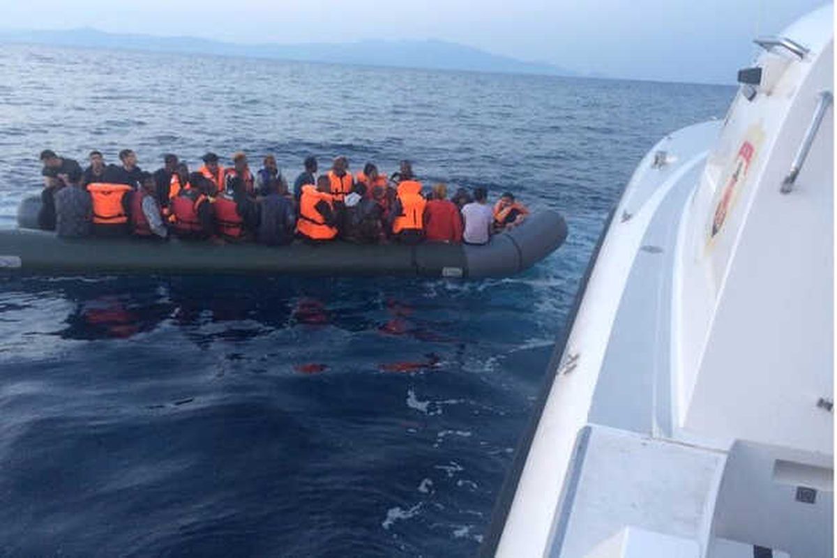 İzmir\'de 49 Kaçak Düzensiz Yakalandı
