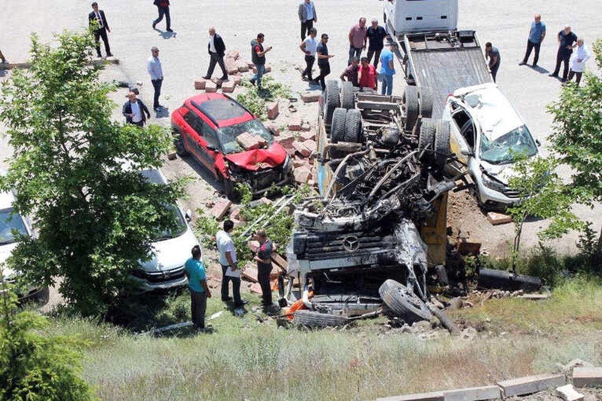 Kamyon Hastane Otoparkına Devrildi, 4 Araç Hurdaya Döndü