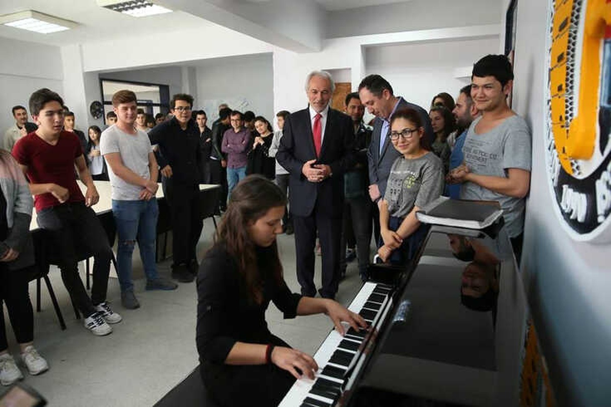 Kütahya Belediyesi\'nden Ahmet Yakupoğlu Güzel Sanatlar Lisesi\'ne Piyano
