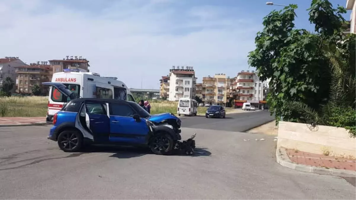 Manavgat\'ta Trafik Kazası: 2 Yaralı