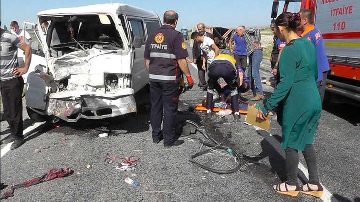 Niğde\'de Minibüs ile Kamyonet Çarpıştı: 7 Yaralı