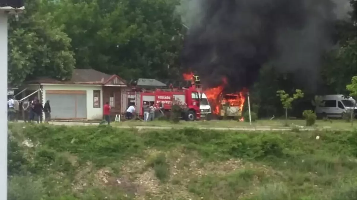 Park Halindeki 2 Minibüs Yanarak Kullanılamaz Hale Geldi