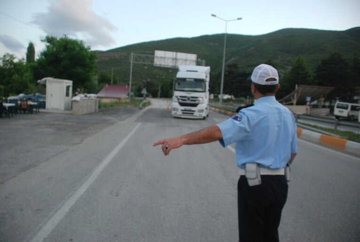 Polisleri ve Gazetecileri Karşılarında Gören Şoförler Önce Korktu, Sonra Sevindi