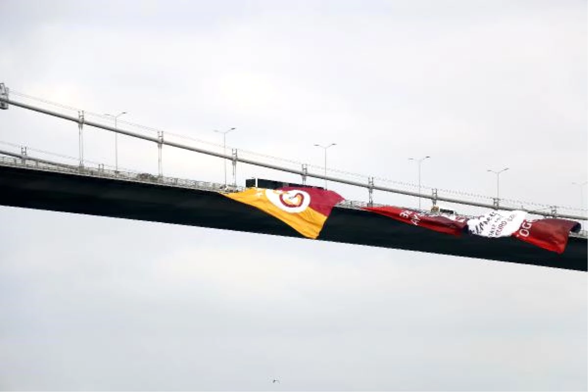Şampiyon Galatasaray\'ın Bayrağı Köprüye Asıldı