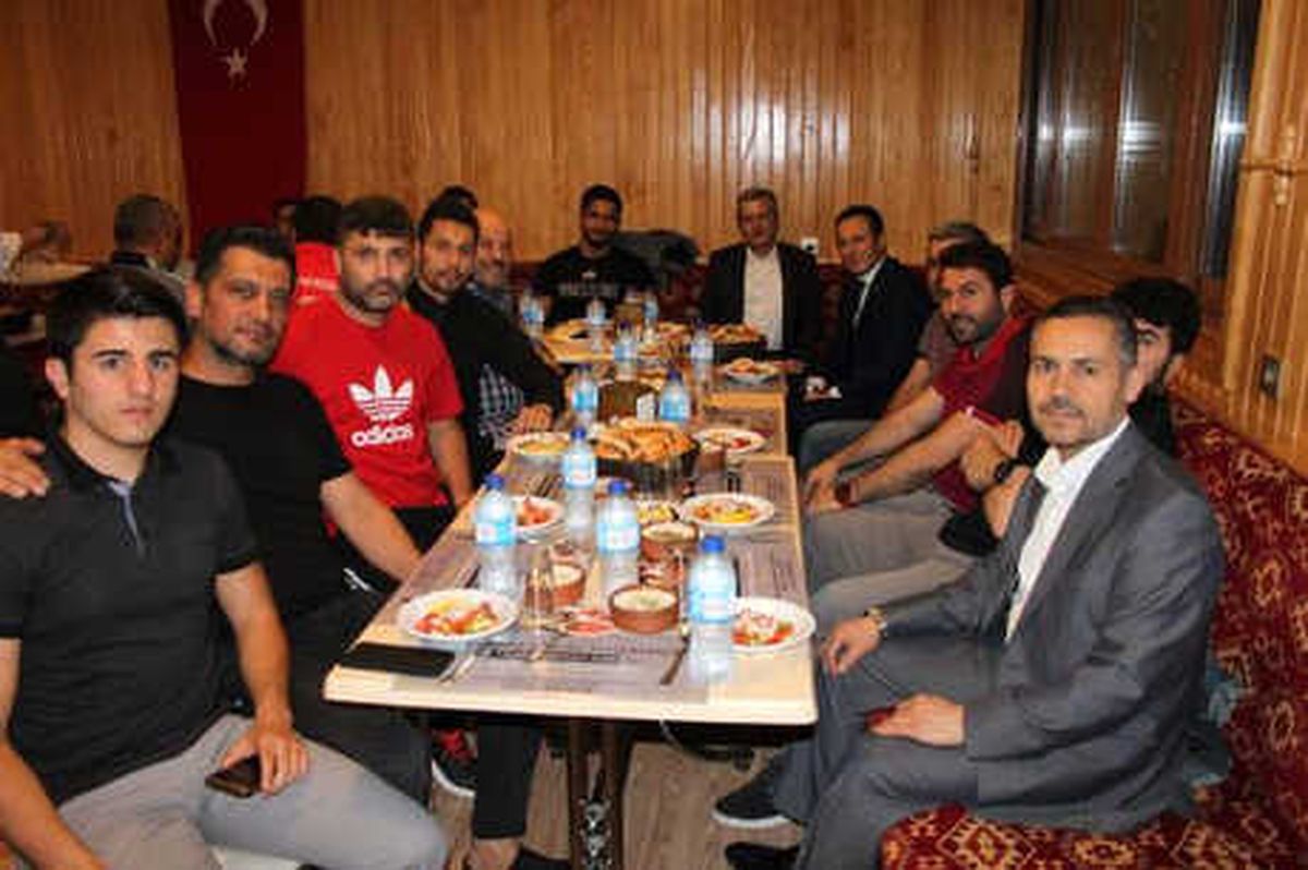 Şampiyon Güreşçiler İftarda Buluştu