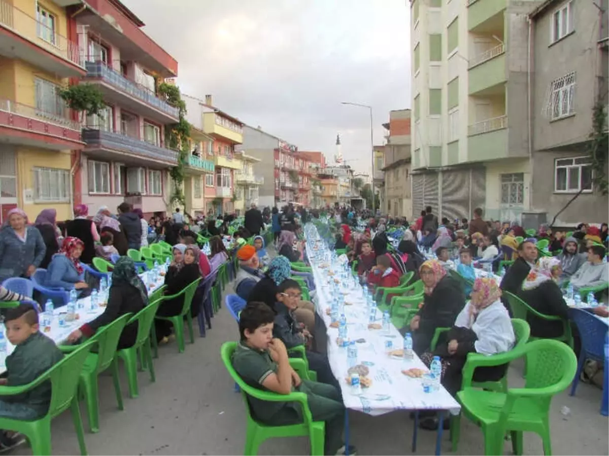 Sandıklı\'da Mahalle İftarları Yoğun Katılım ile Devam Ediyor