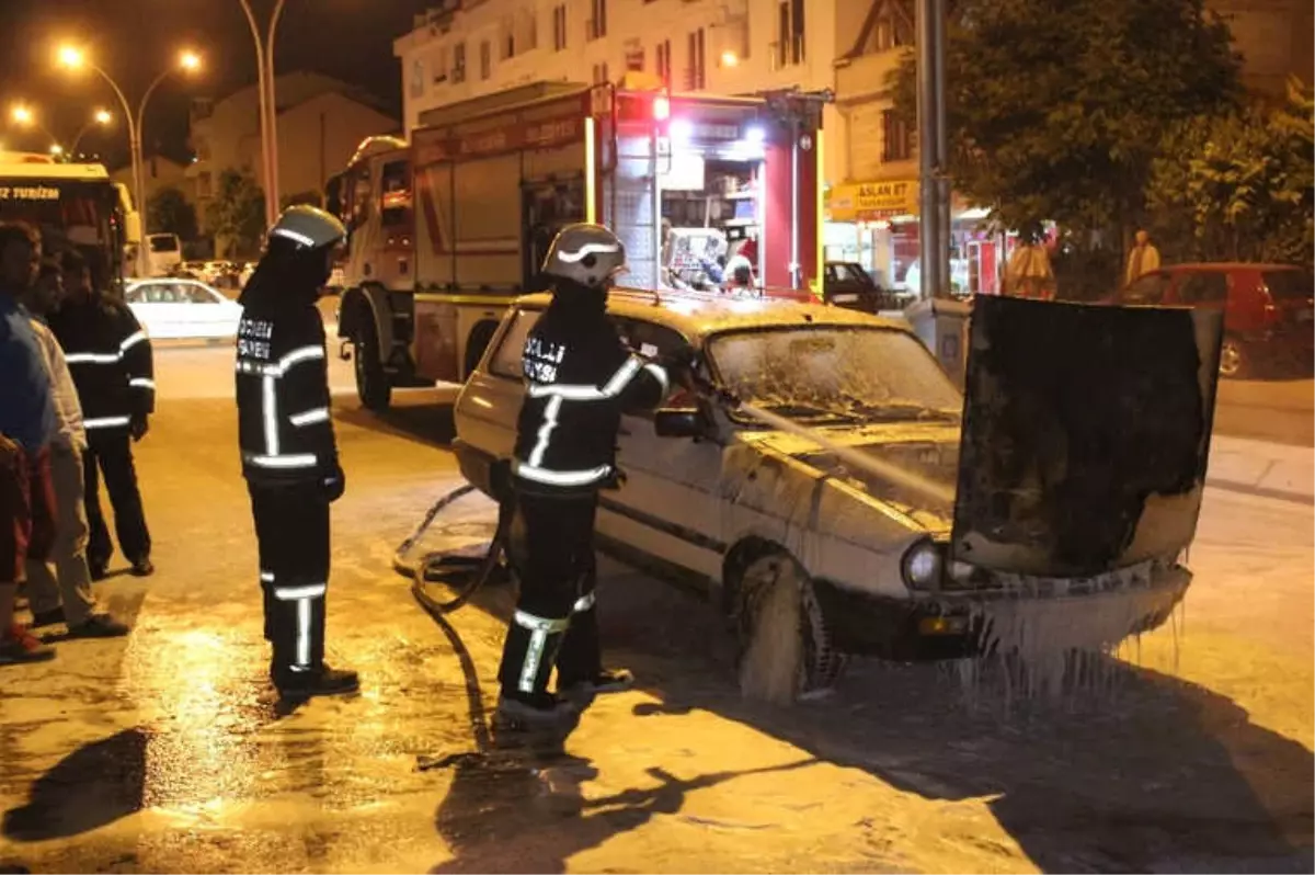 Seyir Halindeki Otomobilin Motor Kısmı Yandı