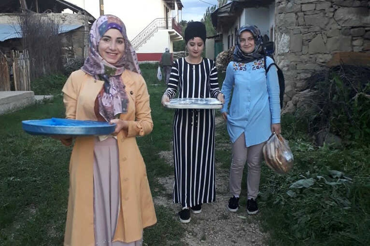 Şiran\'da Öğrenciler Yaşlıların Sofrasına Konuk Oldu
