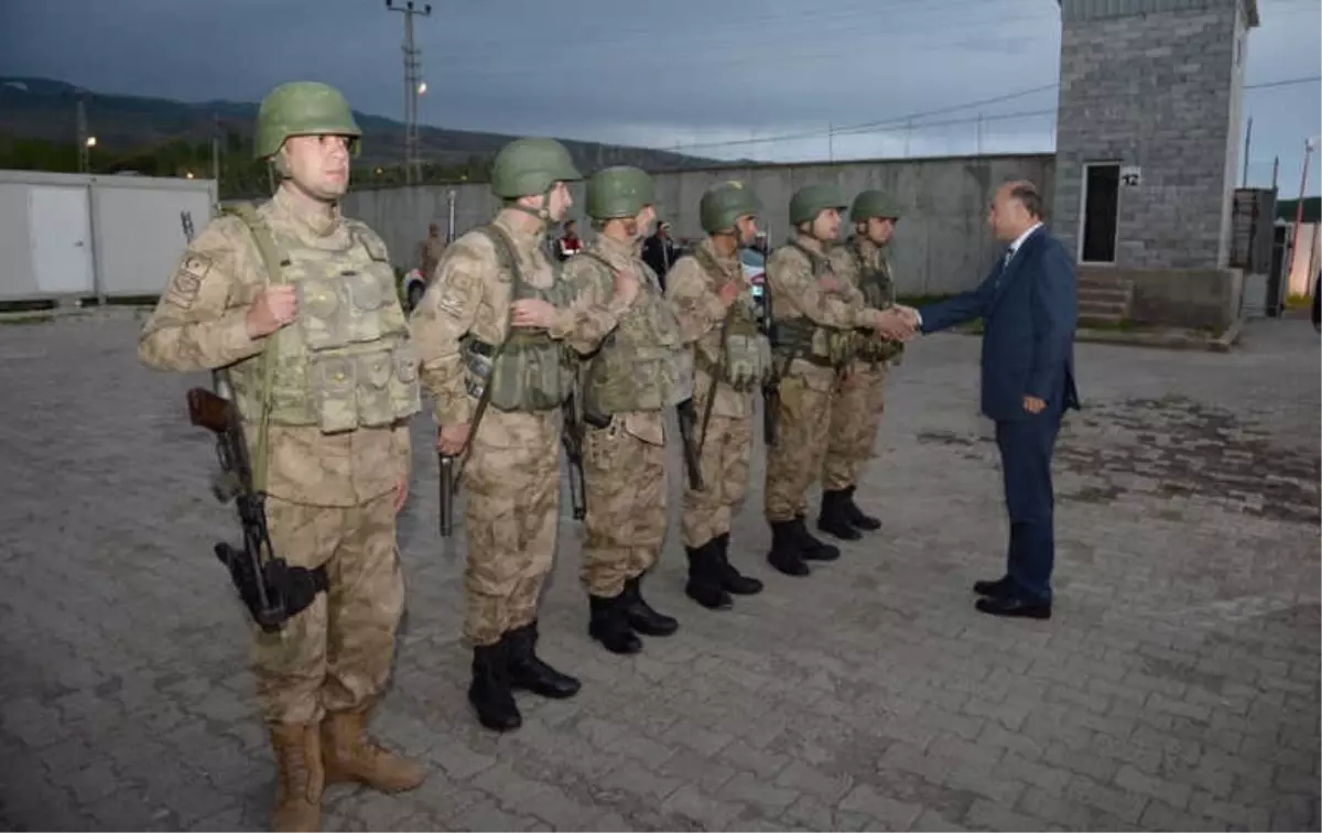 Vali Azizoğlu Askerlerle Birlikte İftar Açtı