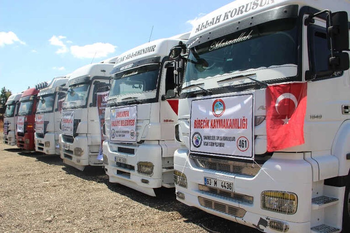 Afrin\'e 6 Tır İnsani Yardım Malzemesi