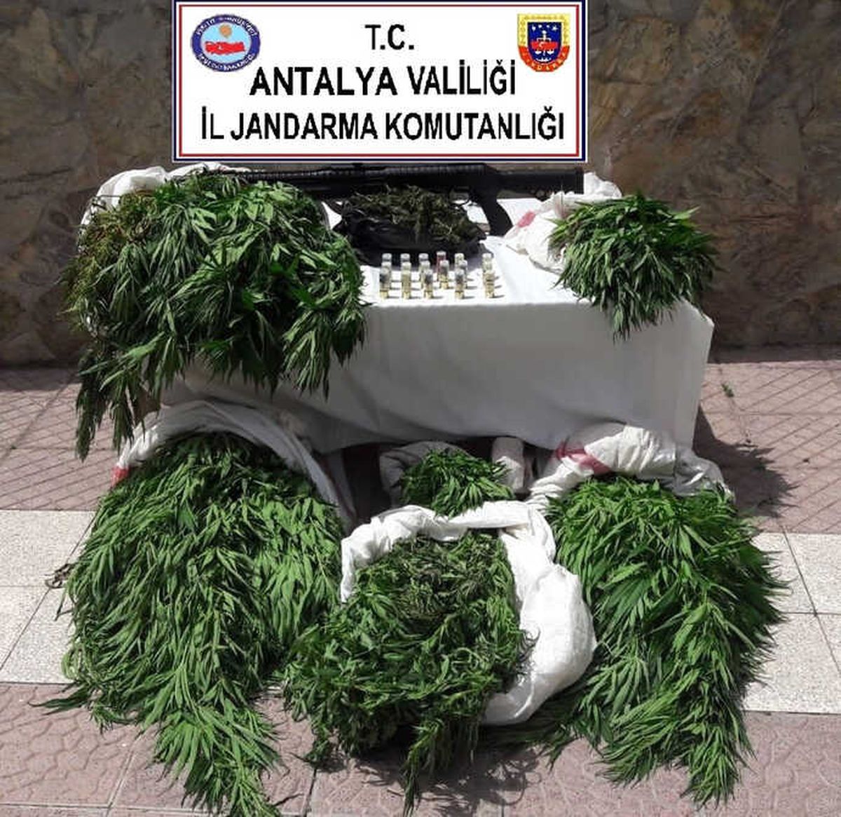 Antalya\'da Uyuşturucu Operasyonları