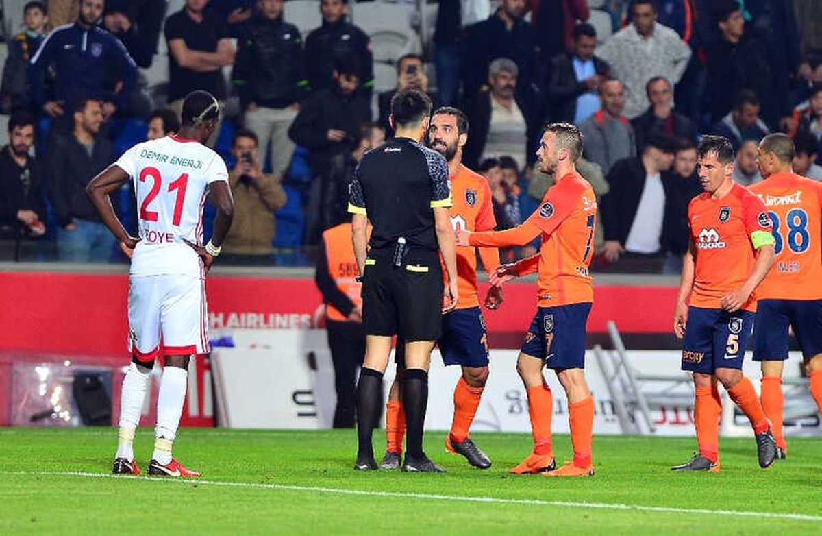 Arda Turan\'ın Cezası 10 Maça İndirildi