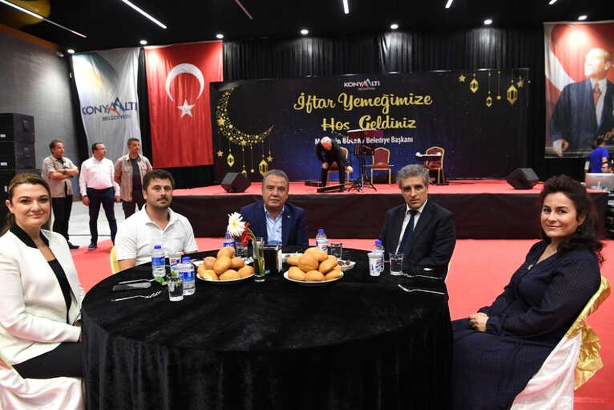 Başkan Böcek\'ten Geleneksel İftar Yemeği