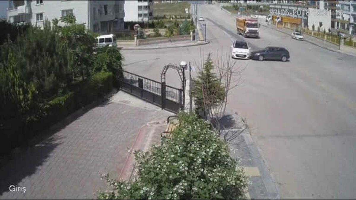 Başkent\'te İki Aracın Kafa Kafaya Çarpışma Anı Kamerada