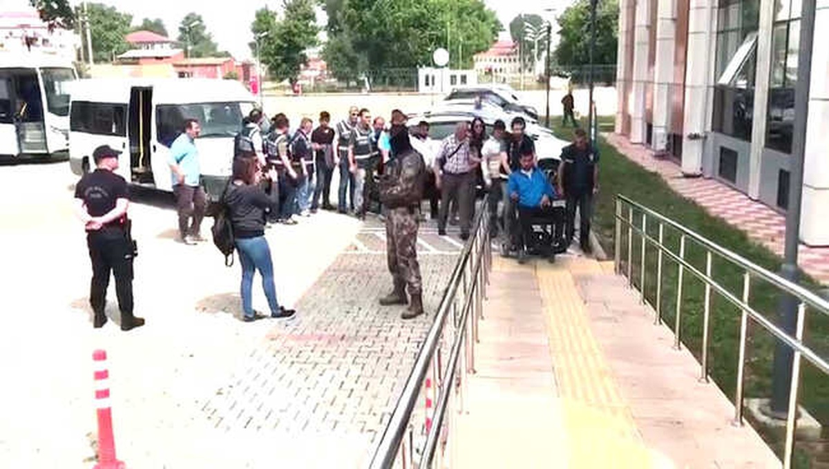 Bursa\'da 300 Polisle Yapılan Şafak Baskınında Gözaltına Alınan 22 Kişinin 12\'si Adliyeye Sevk Edildi