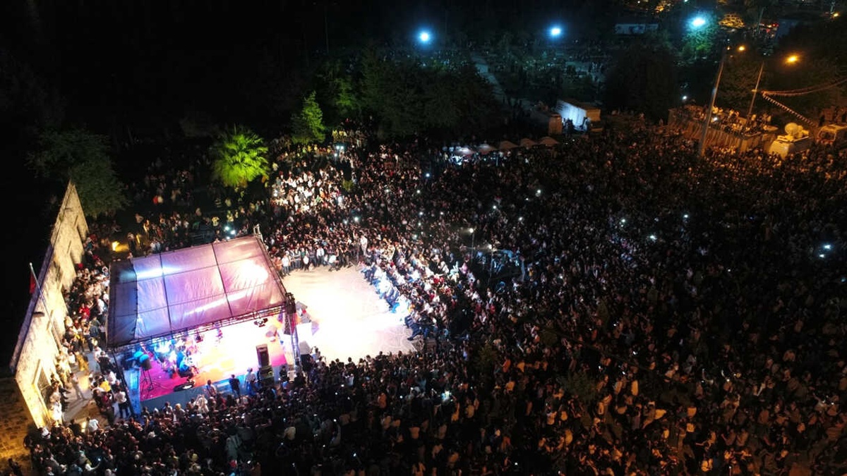 Cizre\'de 50 Bin Kişilik Koroyla Şarkılarını Söyledi...