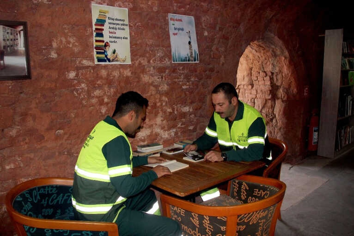 Çöpe Atılan Kitaplardan 15 Bin Kitaplık Kütüphane Kurdular