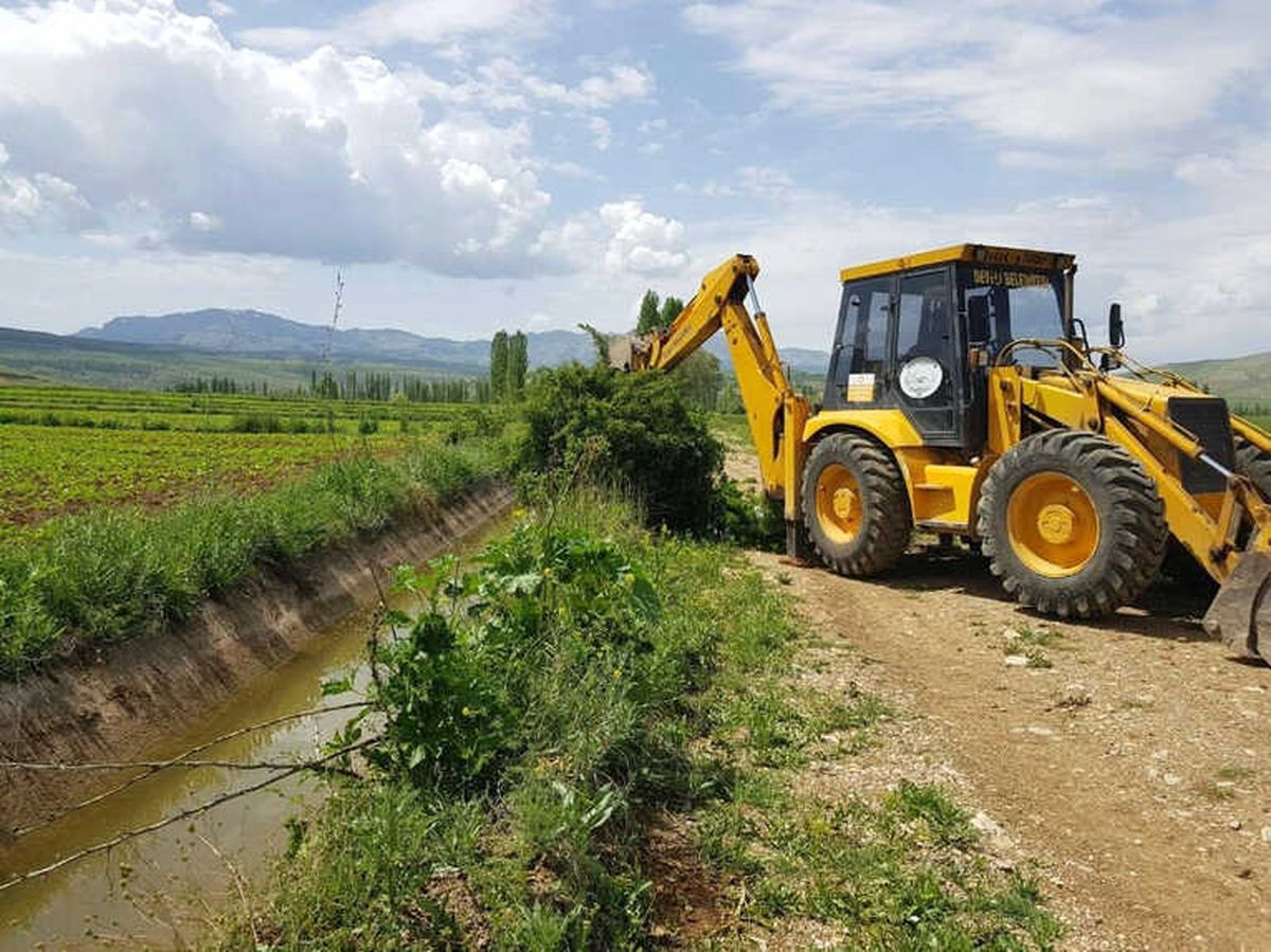Develi\'de Mahallelerinde Yol ve Çevre Düzenleme Çalışmaları Devam Ediyor
