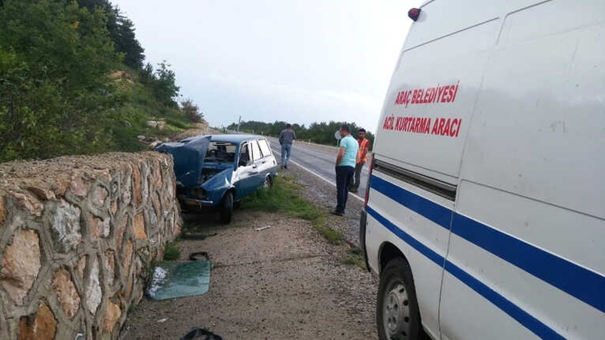 Doluya Kapılan Otomobil İstinat Duvarına Çarptı