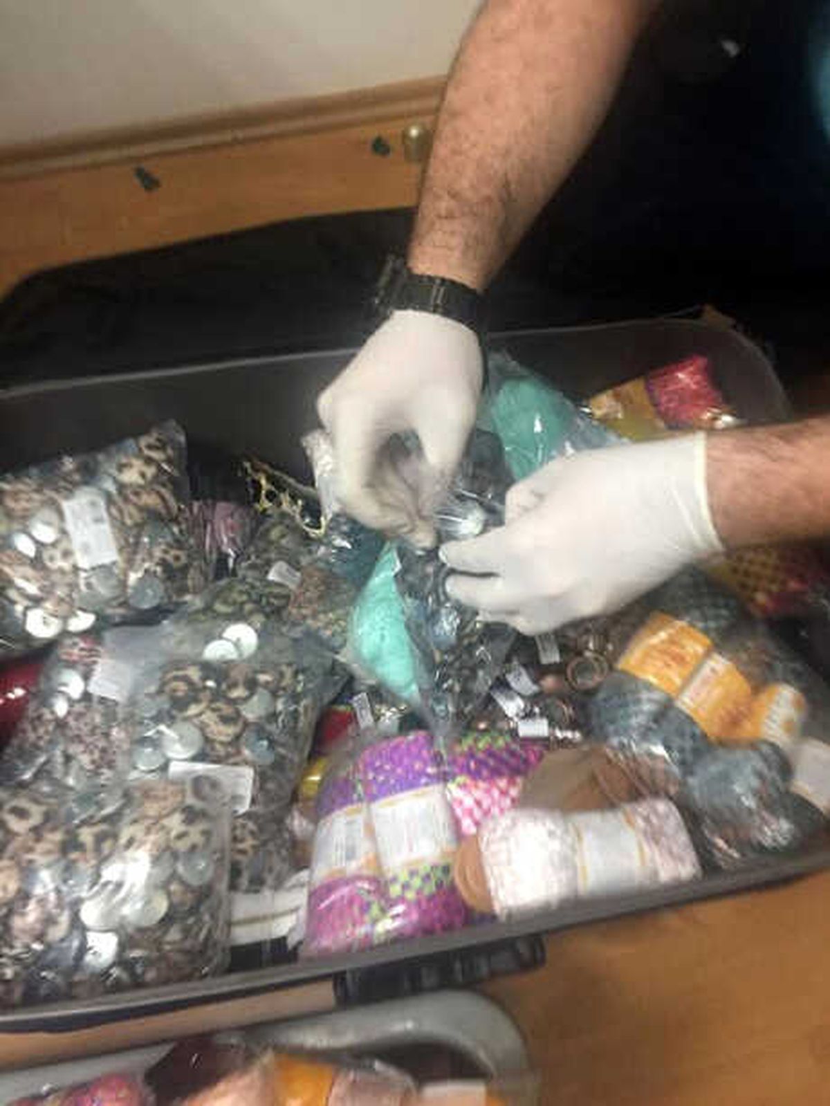 Düğmelerin İçine Gizlenmiş Kokain Ele Geçirildi