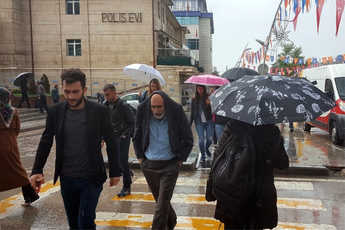 Erzurum\'da Doluyla Karışık Sağanak Yağış Etkili Oldu