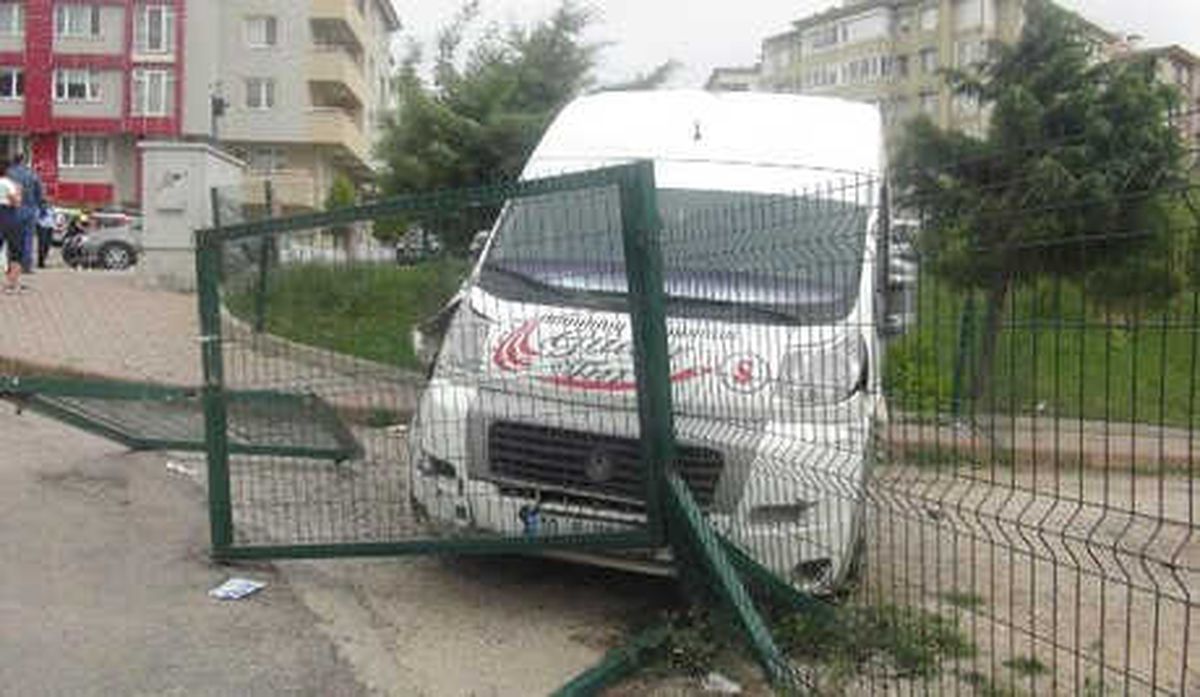 Freni Boşalan Servis Minibüsü Okulun Bahçesine Çarptı: 3 Öğrenci Yaralandı