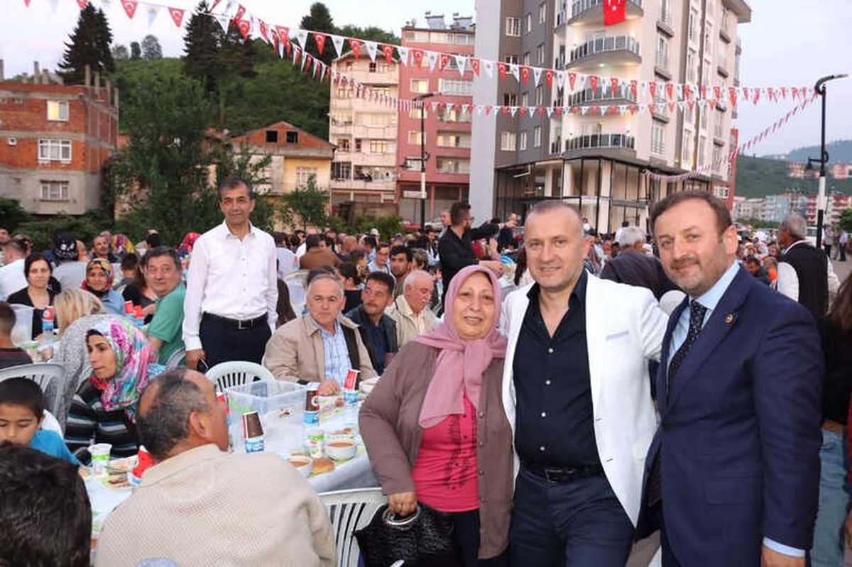 Giresun\'un Keşap ve Görele İlçesinde Vatandaşlar İftar Yemeğinde Bir Araya Geldi
