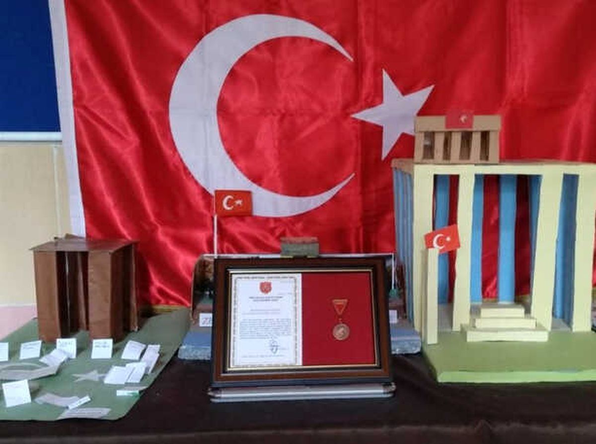Harçlıklarını TSK\'ya Bağışlayan Öğrencilere Madalya