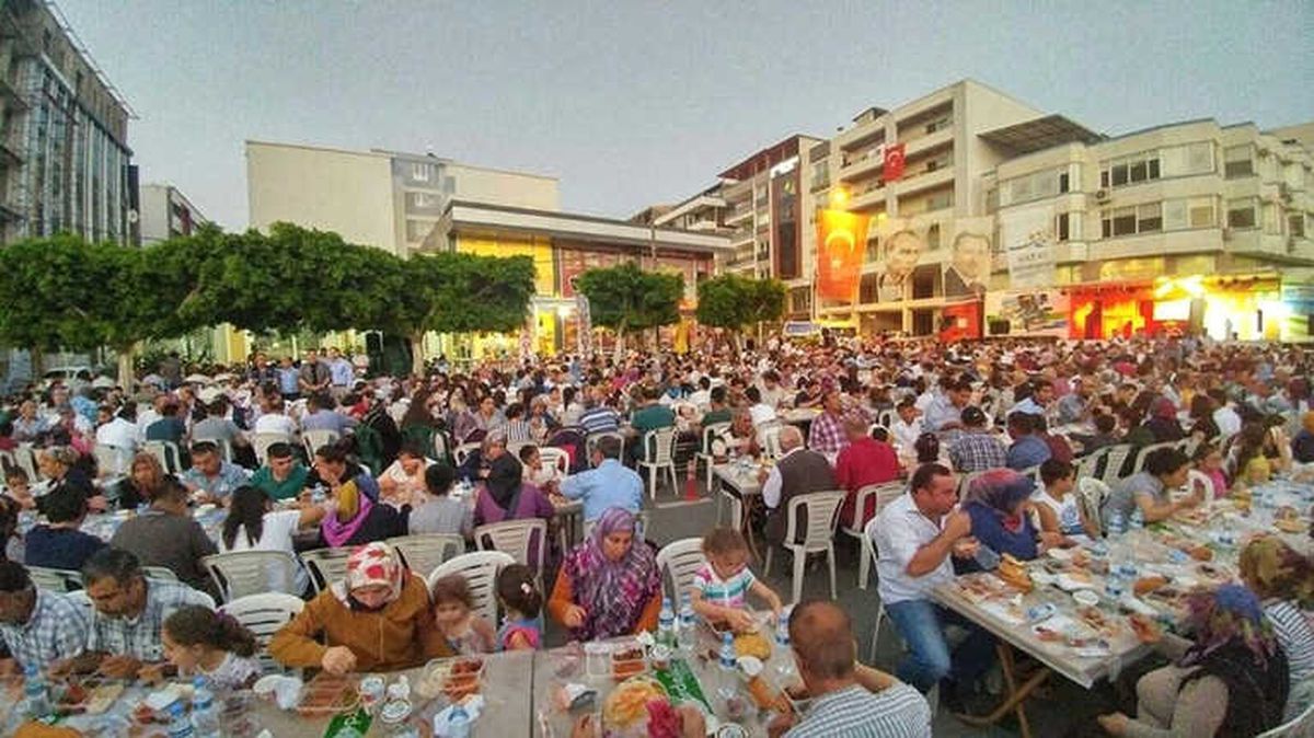 Hatay Büyükşehir Belediyesi Dörtyol\'da İftar Verdi