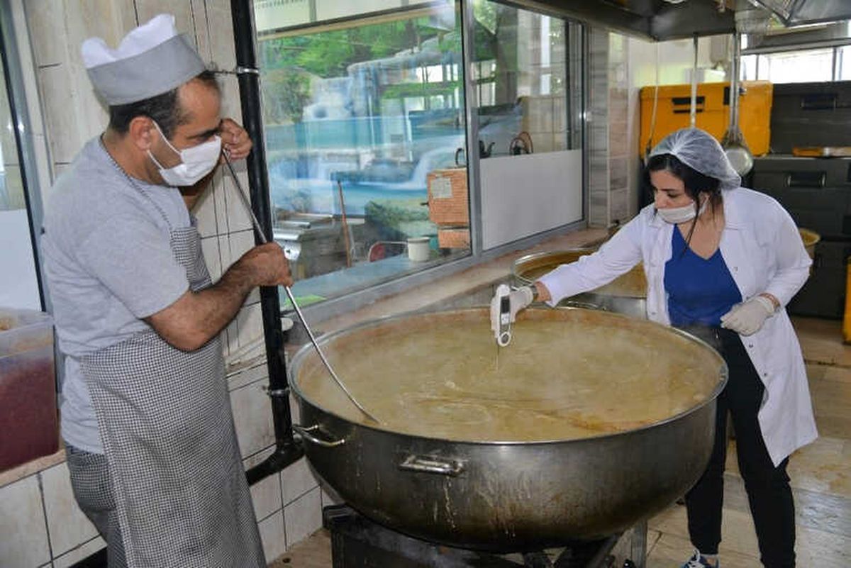 İftar Çadırlarında Dağıtılan Yemekler Denetleniyor