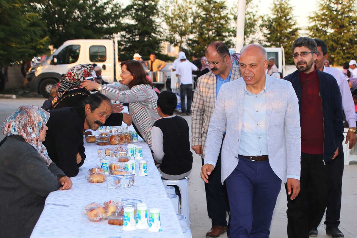 İftar Sofrası Fatih Mahallesi\'ne Kuruldu