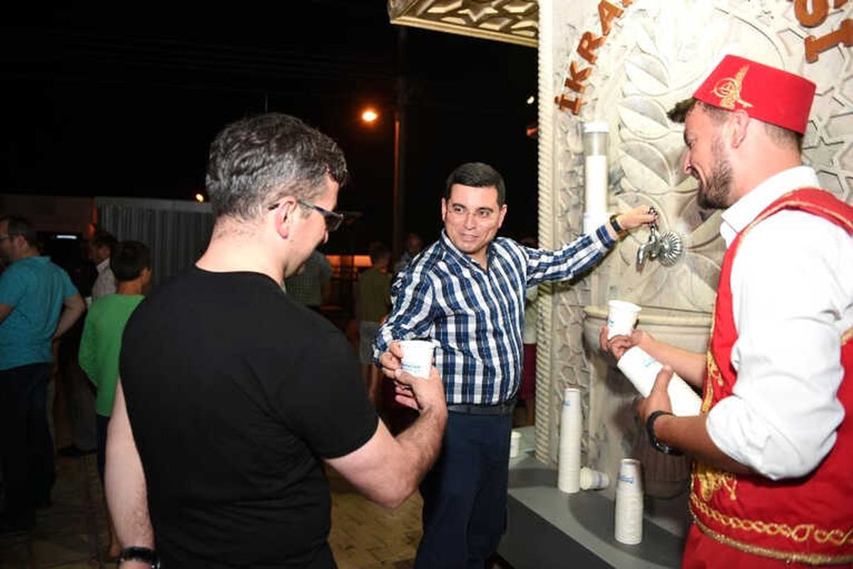 İkram Çeşmesinden Şerbet Dağıtıldı