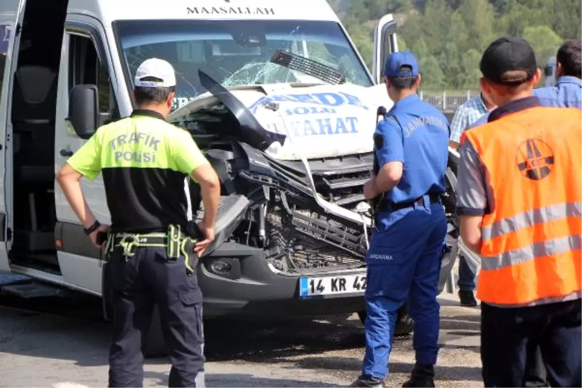 İş Makinesine Çarpan Minibüsteki 10 Kişi Yaralandı