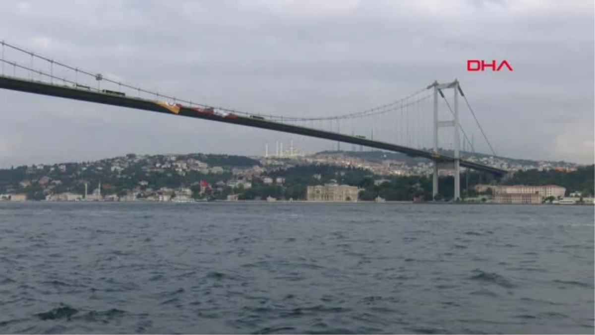 İstanbul Şampiyon Galatasaray\'ın Bayrağı Köprüye Asıldı